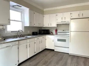Spacious lower unit 2BR in central location - Image 4