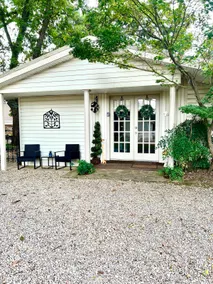 Chez Lafayette Guest Cottage in Historic District - Image 2