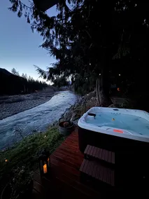 Riverfront*HotTub*WiFi*Outdoor Shower*7 Beds* - Image 5