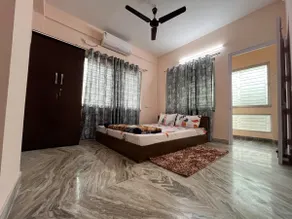 Chic & Cozy Ac 2BHK Couple| Family Near Airport - Image 2