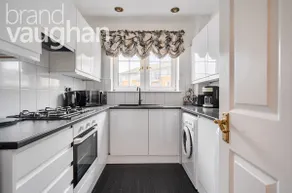 Elegant Two Bed Flat With Balcony Lagoon Views - Image 5
