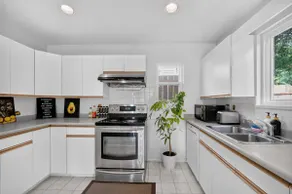 Spacious Suite Near Central Park & Metrotown - Image 5