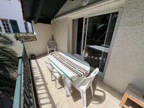 Apartment with large balcony, pool and parking - Image 5