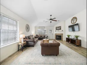 10 Mins to Airport, Hot-Tub, Covered Patio, Wi-Fi - Image 2