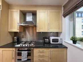Holyrood Apartment with parking & lift access - Image 5