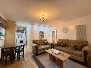 Holyrood Apartment with parking & lift access - Image 2