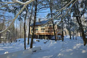 Spa & lake chalet, charging station, 15 min to Saint-Sauveur - Image 2