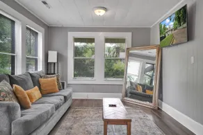 Martha's South Eastlake Retreat - Image 3