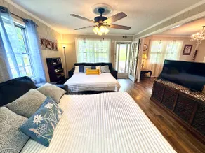 Main Street House, Parking, few miles from trails! - Image 2
