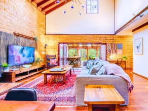 Luxury Bush Retreat- Sleeps 12- Near Beach & Town- Super Winter & Spring Special - Image 2