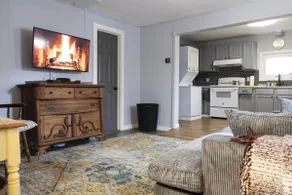 Cozy Farmhouse Style 3 Beds | Near Downtown - Image 5