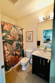 2 queen beds w/ laundry, full kitchen $0 clean fee - Image 3