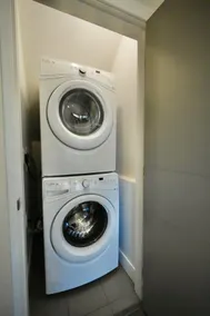 2 queen beds w/ laundry, full kitchen $0 clean fee - Image 4