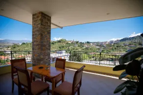 Cheerful 2 bedroom villa with free parking. - Image 3