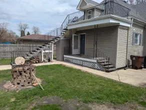 Two Bedroom Apartment Walk to Metra - Image 3