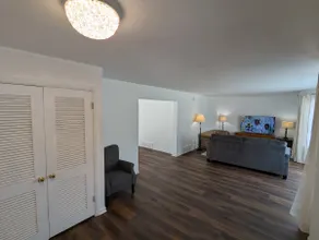 Two Bedroom Apartment Walk to Metra - Image 5