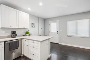 Spacious Studio DTWN SRQ centrally located - Image 3