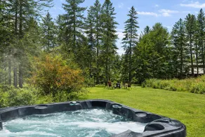 7BR Chalet · 3 Private Suites · Hot tub · Lake - Image 5