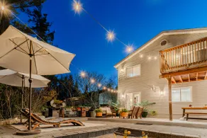 Modern cottage w/ hot tub, 2m walk to the beach - Image 2