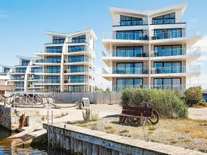 Modern apartment with a lake view - Image 5