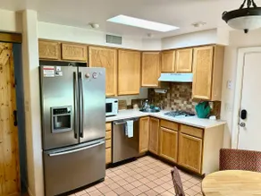Oasis: 1 Br w/ (shared) Yard in Nice Neighborhood - Image 5