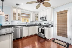 1 BLOCK TO BEACH & DINING, beautifully updated, park 3 cars! - Image 2