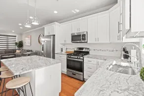 Free Parking- Roof Top Deck-10 Mins to Center City - Image 3