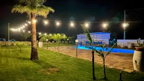 Villa med swimmingpool og græsplæne - Image 2