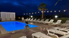 Villa med swimmingpool og græsplæne - Image 3