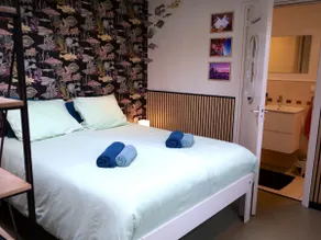 Cozy guesthouse, private garden and free parking - Image 5