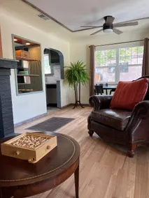 DT Elegant 1 Bed w/fireplace Craftsman Duplex - Image 2
