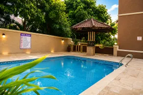 Guest Fave 1BR | Pool, Views & Prime Kingston - Image 4