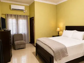 Guest Fave 1BR | Pool, Views & Prime Kingston - Image 5