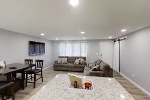 -Cheerful 3 bed home. Inside completely renovated! - Image 2