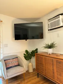 Chic Cottage w/ pool & hot tub, mins to the beach! - Image 4