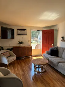 Chic Cottage w/ pool & hot tub, mins to the beach! - Image 3