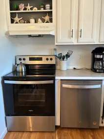 Chic Cottage w/ pool & hot tub, mins to the beach! - Image 5