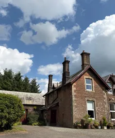 Private wing of pretty Victorian hunting lodge - Image 3