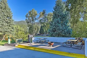 Red River Townhome with Balcony & Mtn Views! - Image 2