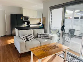 *NEW* 2 bed, 2 bath - spacious & stylish Cottage - Image 2