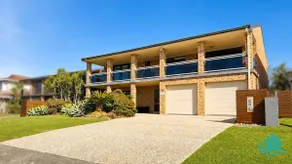 Sea Sounds - Large Beach House, Caves Beach Views - Image 2