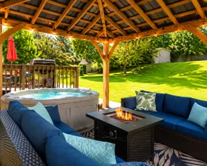 Stunning 5 BR,  2 King Bed, 2 Garage, 4 BTH Family Friendly Home with Hot Tub - Image 2