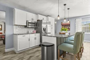 ~Chic Oasis • 6-Guest Suite • Pool Heat • Near All - Image 3