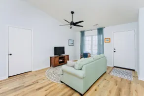 Cute & Open Two Bedroom in Family Neighborhood - Image 4