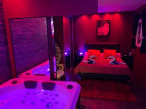 Private hot tub and heated pool (April to September) - Image 2