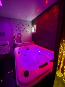 Private hot tub and heated pool (April to September) - Image 4