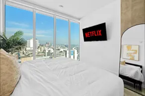 Cloud 9 LUX SUITE- DTLA Skyline Views - Image 4