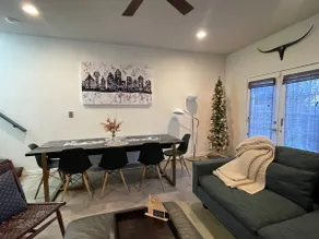 • WEST DALLAS HAVEN - Central • Stylish • Cozy • - Image 4
