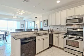 Clean & spacious Canalfront condo with pool & hot - Image 4