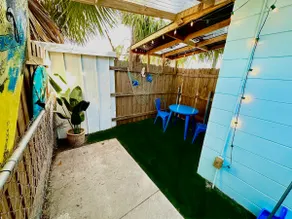 Johns Pass Retreat #4-Walk to beach & 100+vendors! - Image 5